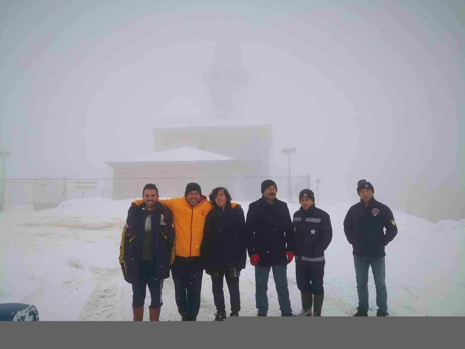 Zirvede kar eğlencesi: Bidonlarla kaydılar, traktörle kızak çektirdiler
