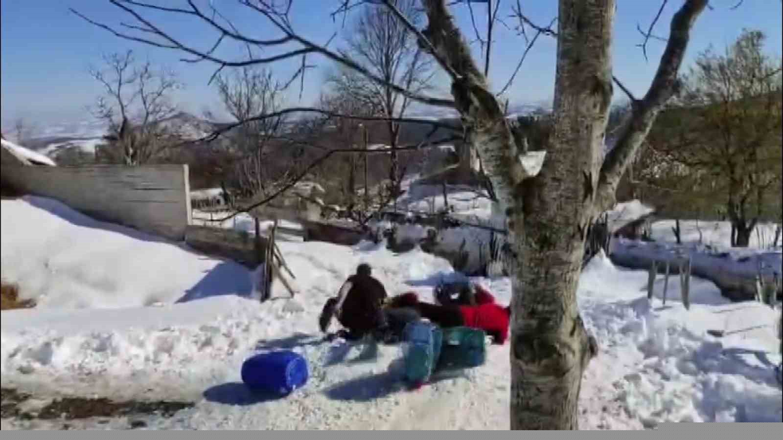 Zirvede kar eğlencesi: Bidonlarla kaydılar, traktörle kızak çektirdiler
