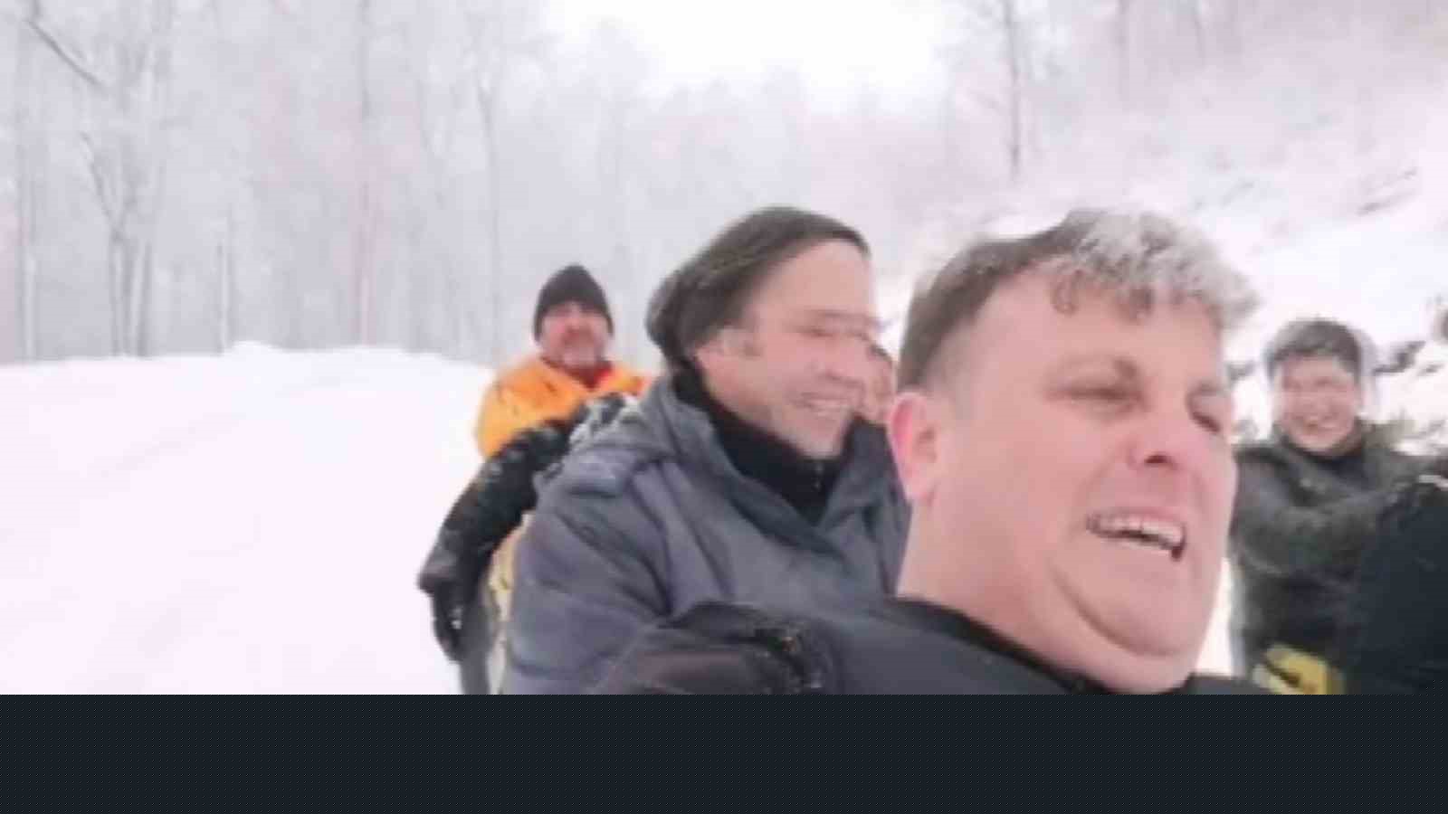 Zirvede kar eğlencesi: Bidonlarla kaydılar, traktörle kızak çektirdiler
