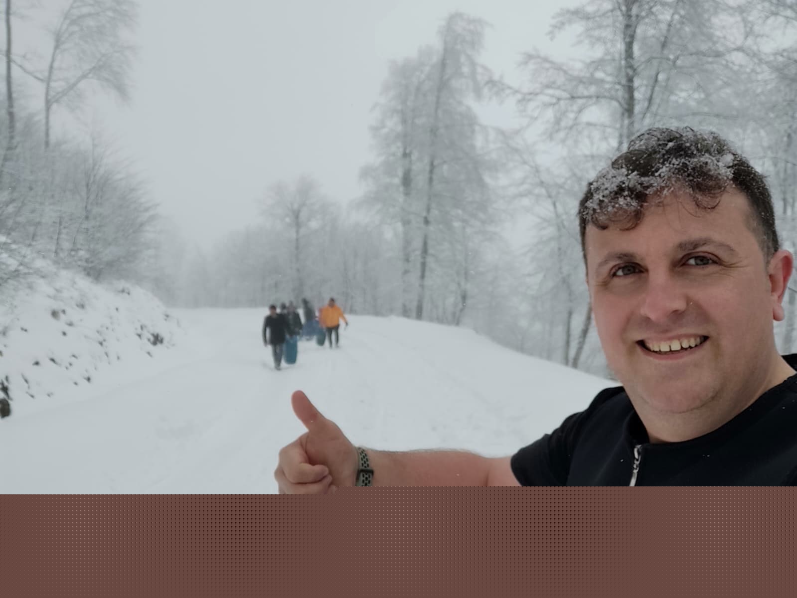 Zirvede kar eğlencesi: Bidonlarla kaydılar, traktörle kızak çektirdiler
