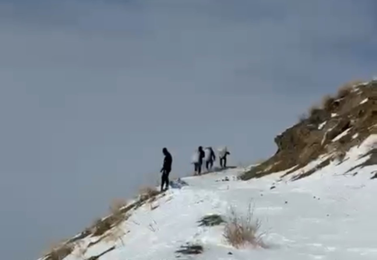 Zirveye şefkat tırmanışı: Yüksekova’da dağ keçileri için metrelerce karı aştılar
