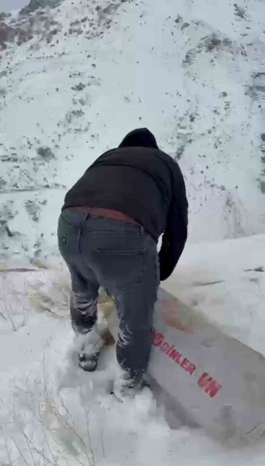 Zirveye şefkat tırmanışı: Yüksekova’da dağ keçileri için metrelerce karı aştılar
