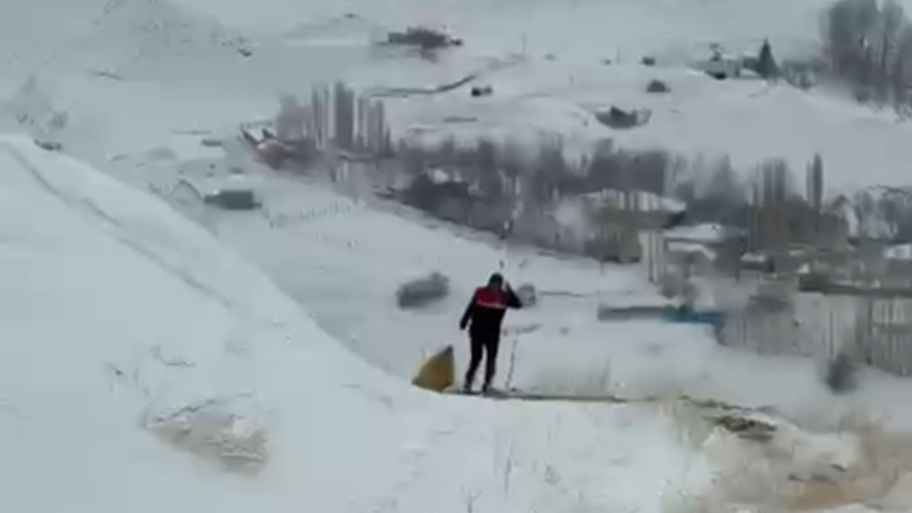 Zirveye şefkat tırmanışı: Yüksekova’da dağ keçileri için metrelerce karı aştılar
