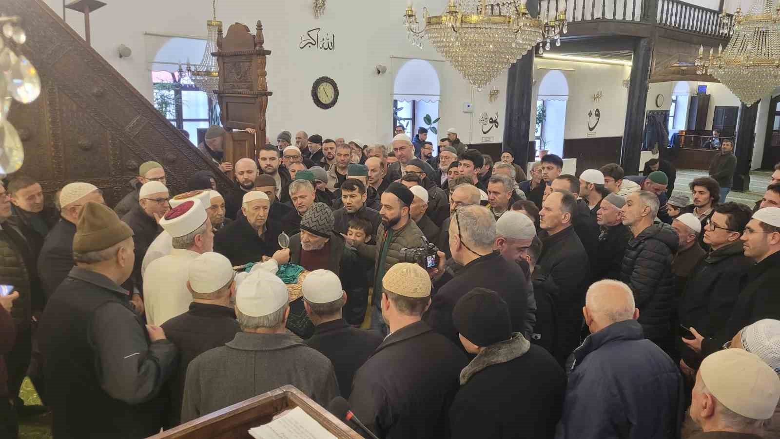 Ziyarete açılan Sakal-ı Şerif’i görmek isteyen vatandaşlar camiye akın etti
