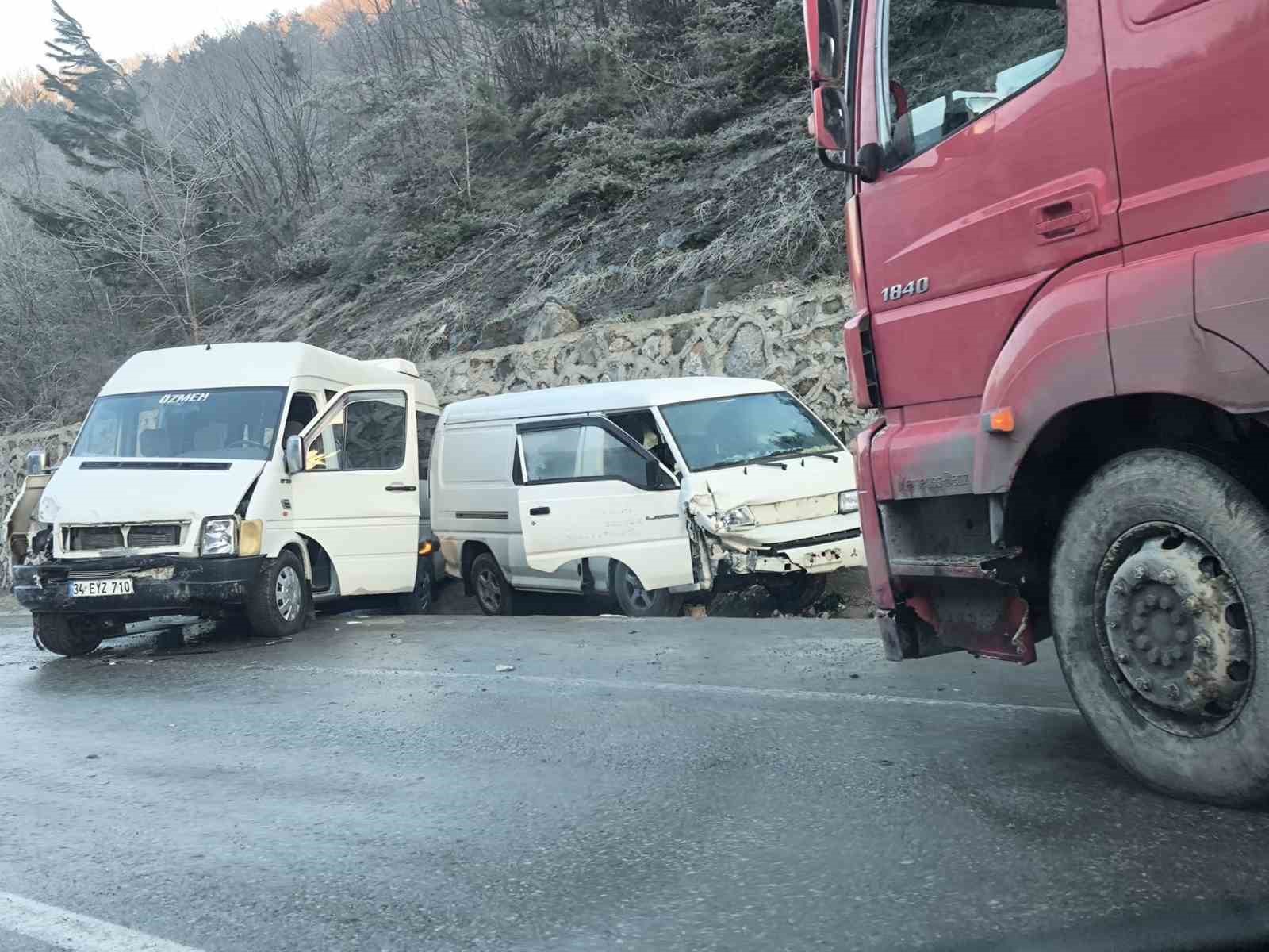 Zonguldak-Ankara yolunda buzlanma nedeniyle üç ayrı kaza: 10 yaralı
Zonguldak-Ankara yolunda buzlanma nedeniyle üç ayrı kaza: 10 yaralı