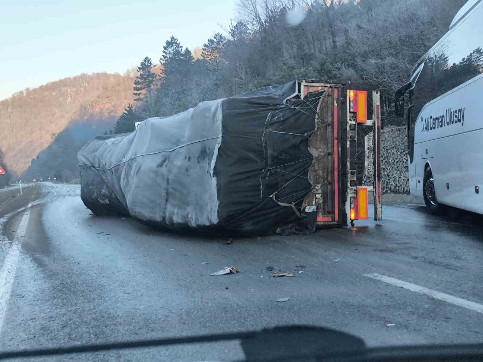 Zonguldak-Ankara yolunda buzlanma nedeniyle üç ayrı kaza: 10 yaralı
Zonguldak-Ankara yolunda buzlanma nedeniyle üç ayrı kaza: 10 yaralı
