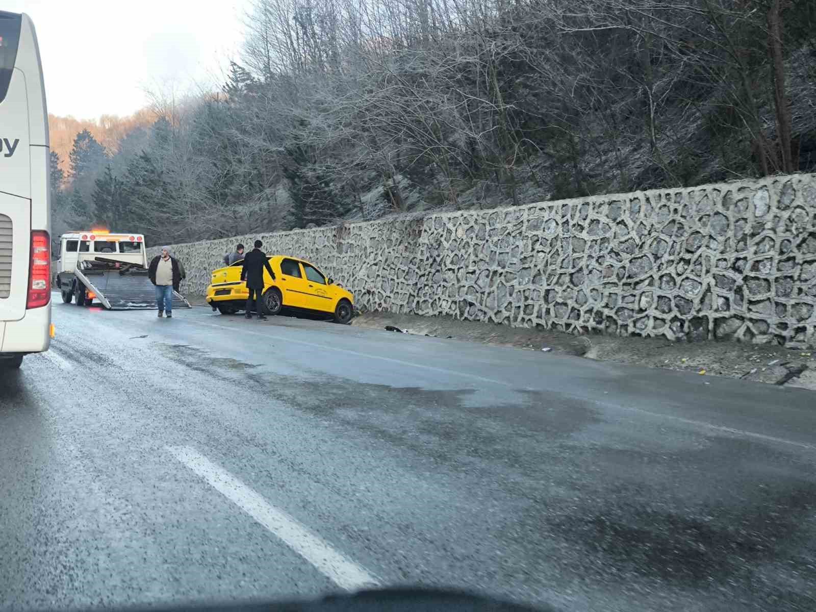 Zonguldak-Ankara yolunda buzlanma nedeniyle üç ayrı kaza: 10 yaralı
Zonguldak-Ankara yolunda buzlanma nedeniyle üç ayrı kaza: 10 yaralı