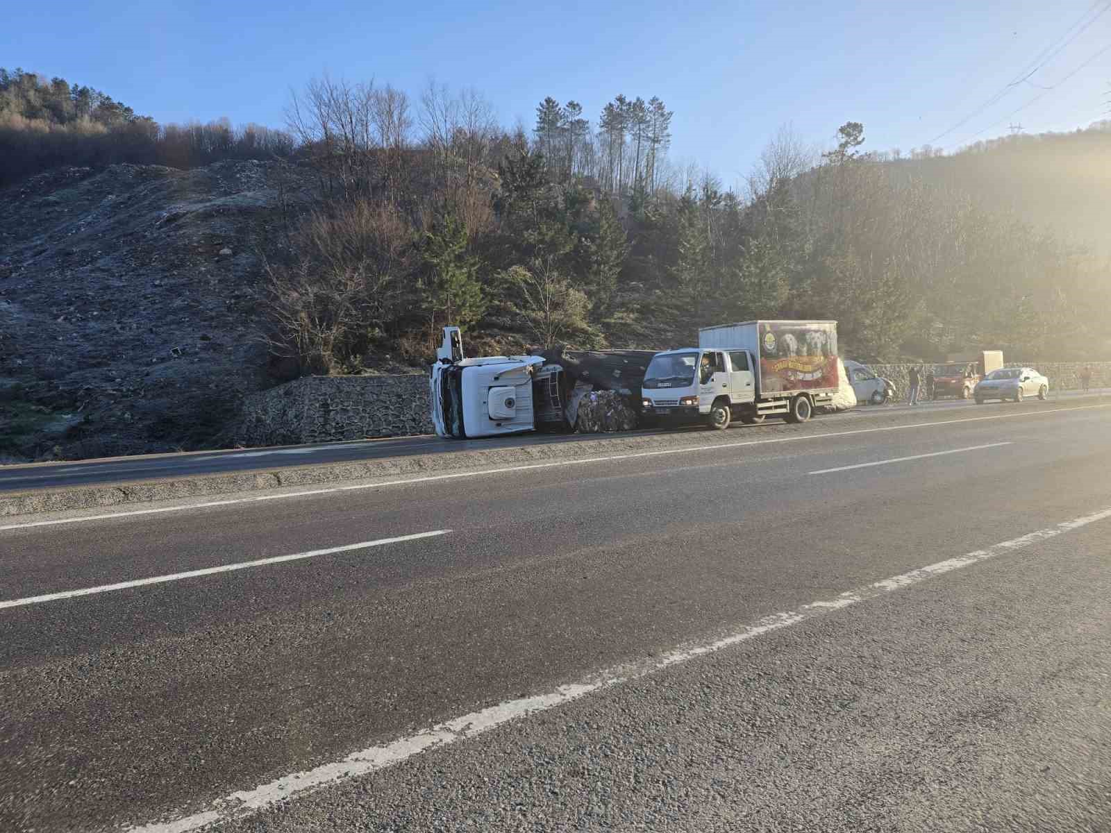 Zonguldak-Ankara yolunda buzlanma nedeniyle üç ayrı kaza: 10 yaralı
Zonguldak-Ankara yolunda buzlanma nedeniyle üç ayrı kaza: 10 yaralı
