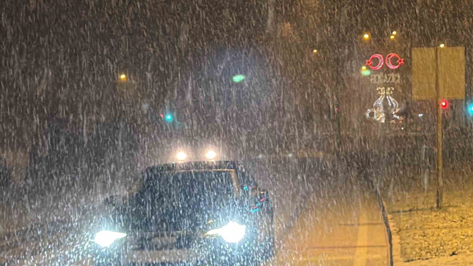 Zonguldak-Düzce yolunda yoğun kar yağışı
