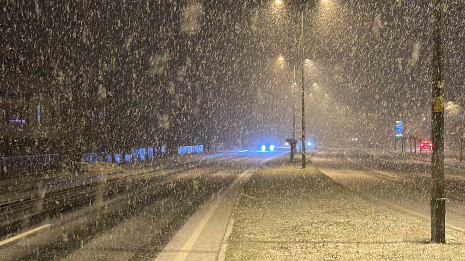 Zonguldak-Düzce yolunda yoğun kar yağışı
