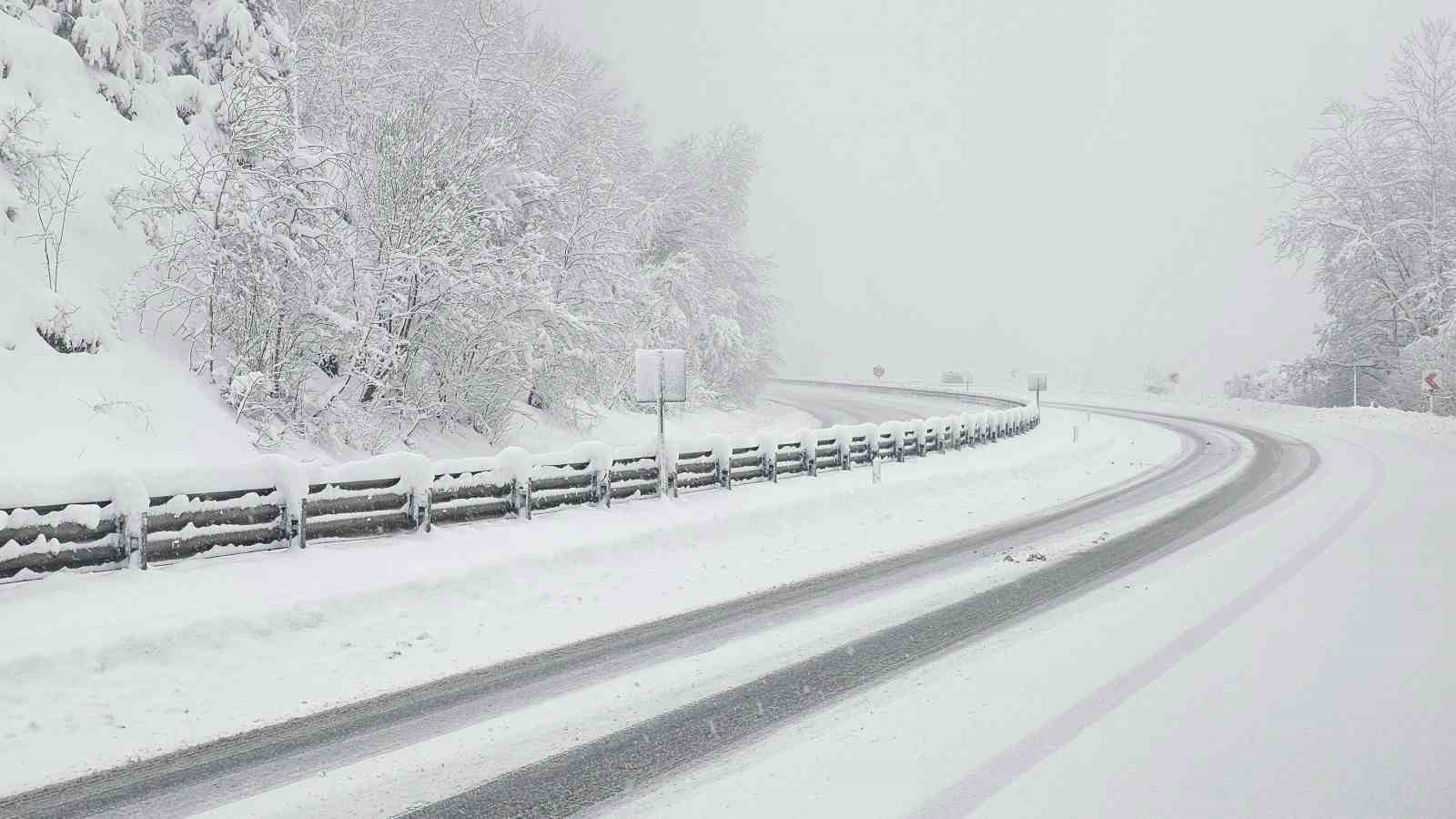 Zonguldak-Ereğli kara yolunda kar etkili oldu
