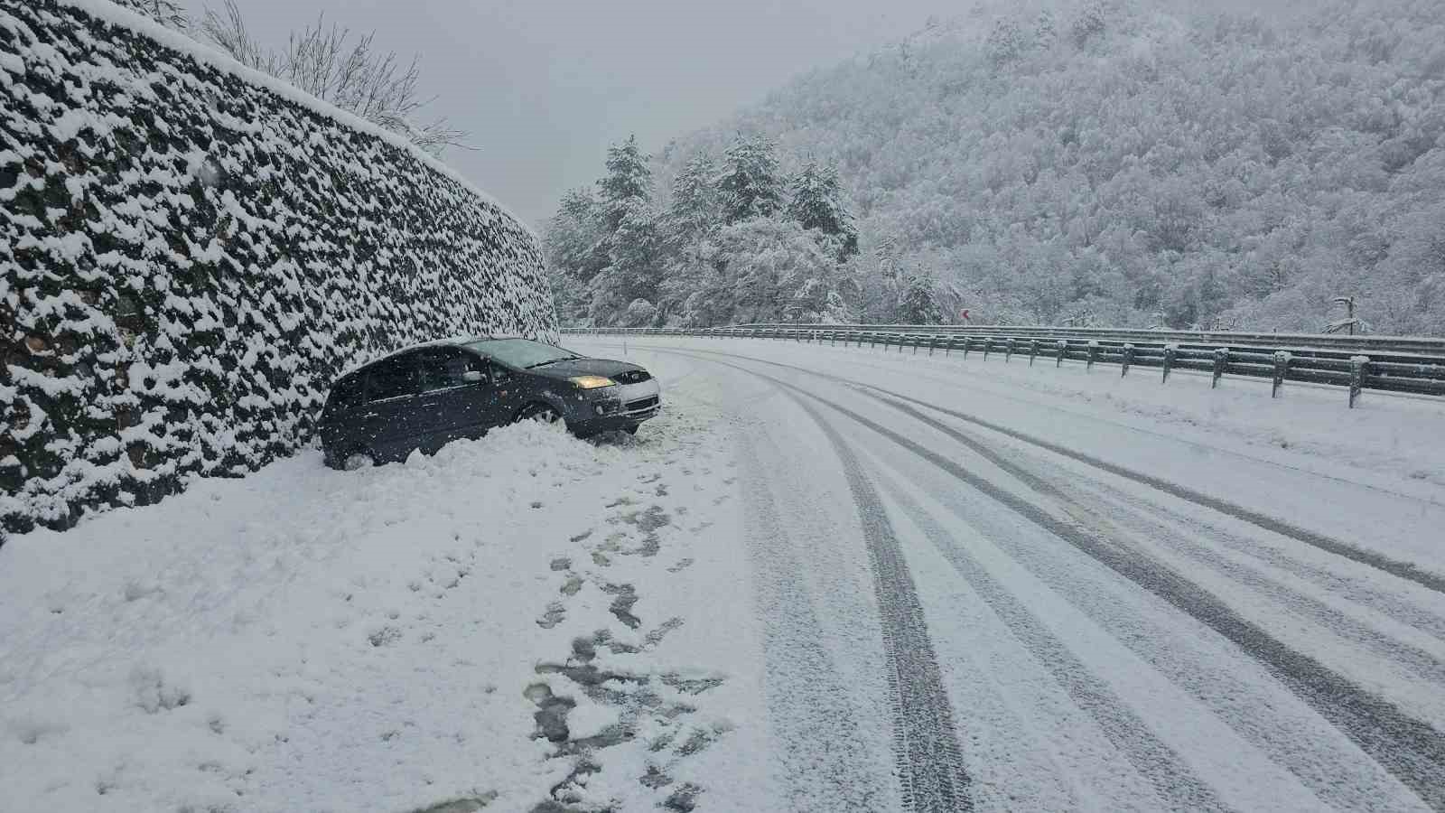 Zonguldak-Ereğli kara yolunda kar etkili oldu
