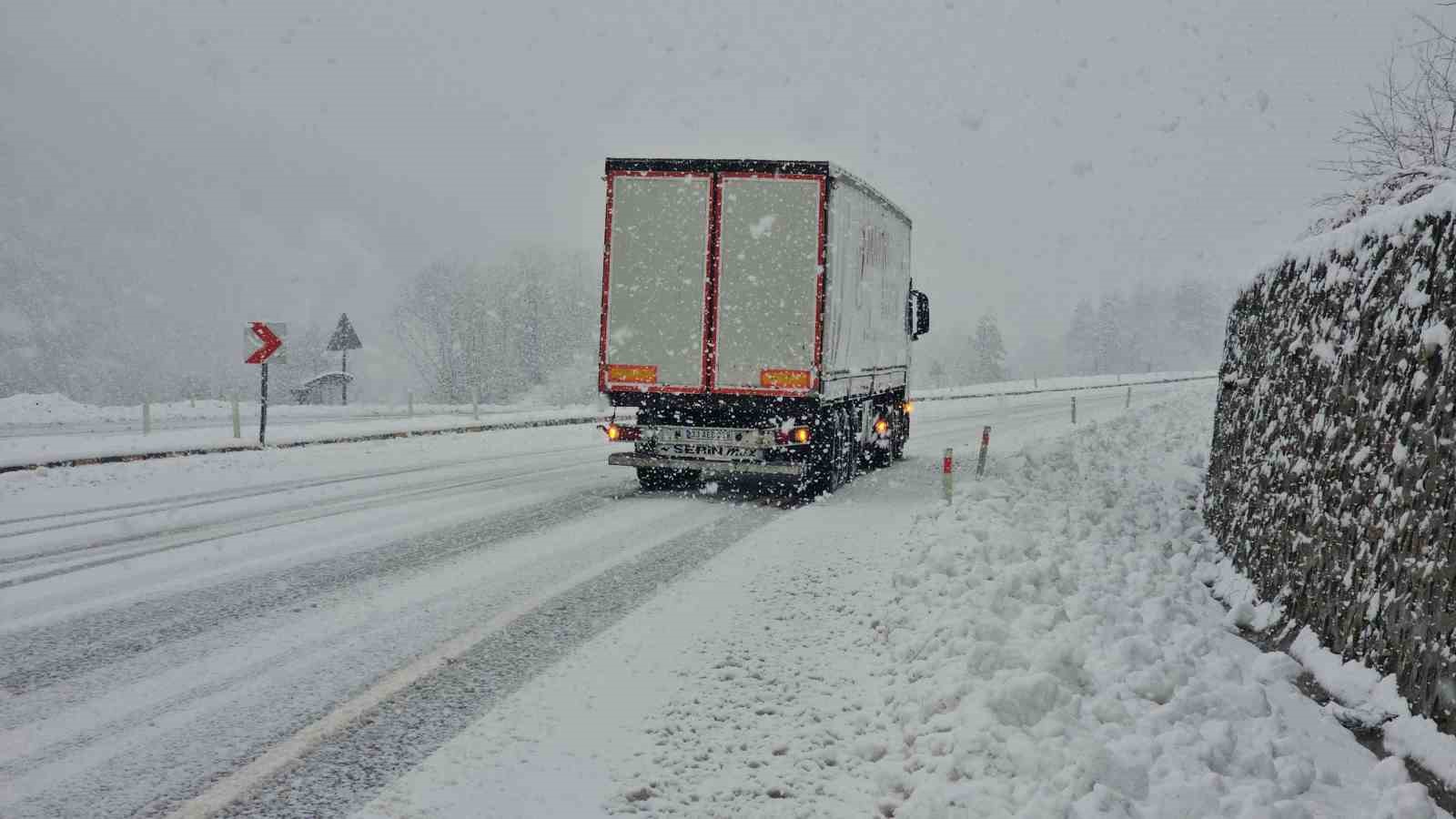 Zonguldak-Ereğli kara yolunda kar etkili oldu
