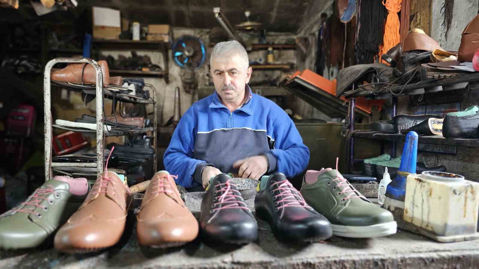 Zonguldak’ın son ayakkabı imalatçısı 26 yıllık atölyesinde teknolojiyle yarışıyor
Zonguldak’ın son ayakkabı imalatçısı 26 yıllık atölyesinde teknolojiyle yarışıyor