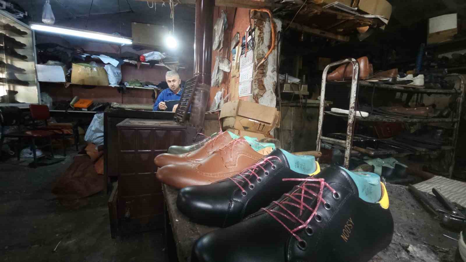 Zonguldak’ın son ayakkabı imalatçısı 26 yıllık atölyesinde teknolojiyle yarışıyor
Zonguldak’ın son ayakkabı imalatçısı 26 yıllık atölyesinde teknolojiyle yarışıyor