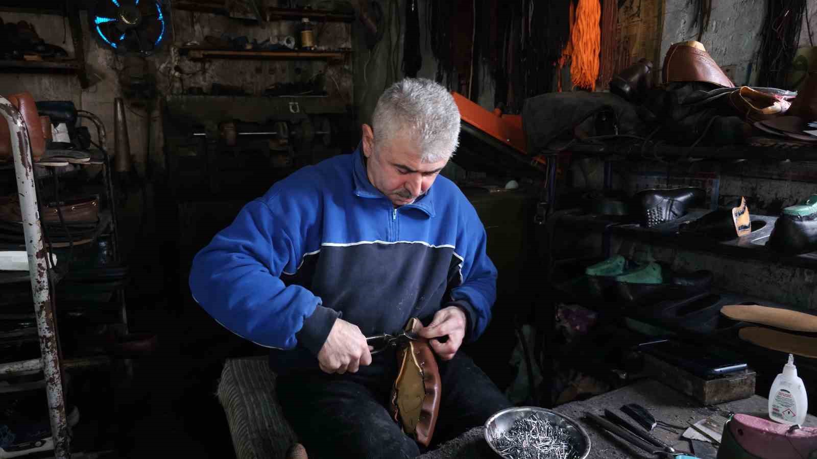 Zonguldak’ın son ayakkabı imalatçısı 26 yıllık atölyesinde teknolojiyle yarışıyor
Zonguldak’ın son ayakkabı imalatçısı 26 yıllık atölyesinde teknolojiyle yarışıyor