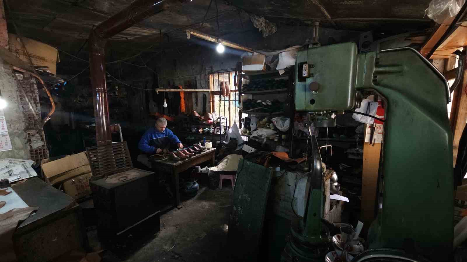 Zonguldak’ın son ayakkabı imalatçısı 26 yıllık atölyesinde teknolojiyle yarışıyor
Zonguldak’ın son ayakkabı imalatçısı 26 yıllık atölyesinde teknolojiyle yarışıyor