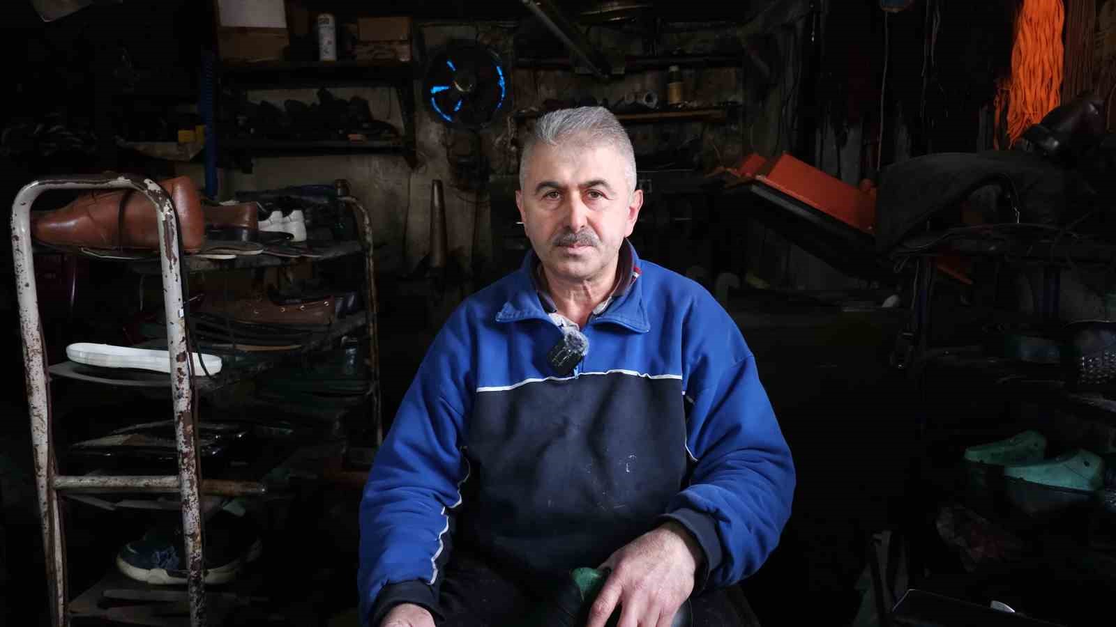 Zonguldak’ın son ayakkabı imalatçısı 26 yıllık atölyesinde teknolojiyle yarışıyor
Zonguldak’ın son ayakkabı imalatçısı 26 yıllık atölyesinde teknolojiyle yarışıyor