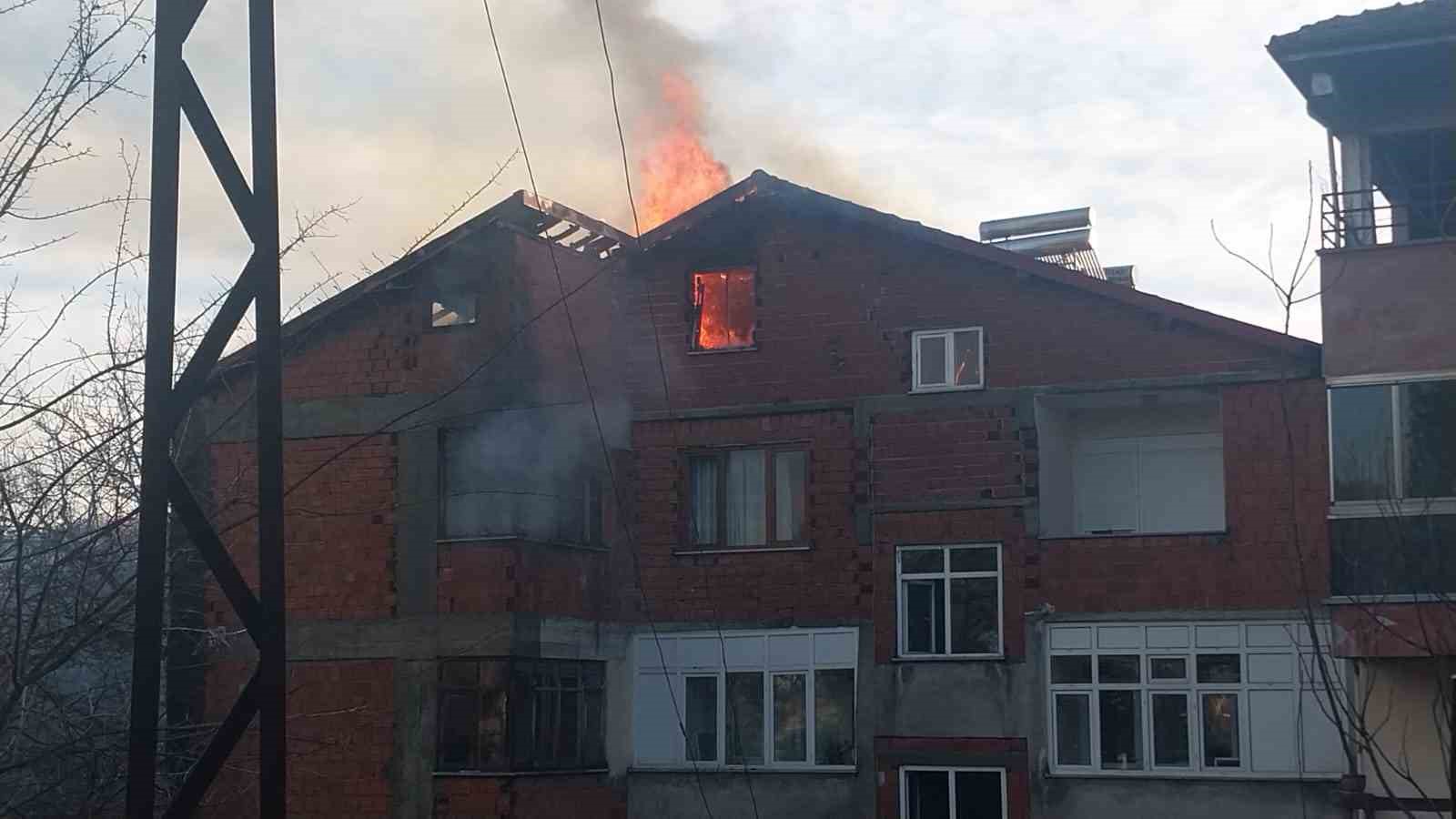 Zonguldak’ta 6 katlı binanın çatısı alev alev yandı
