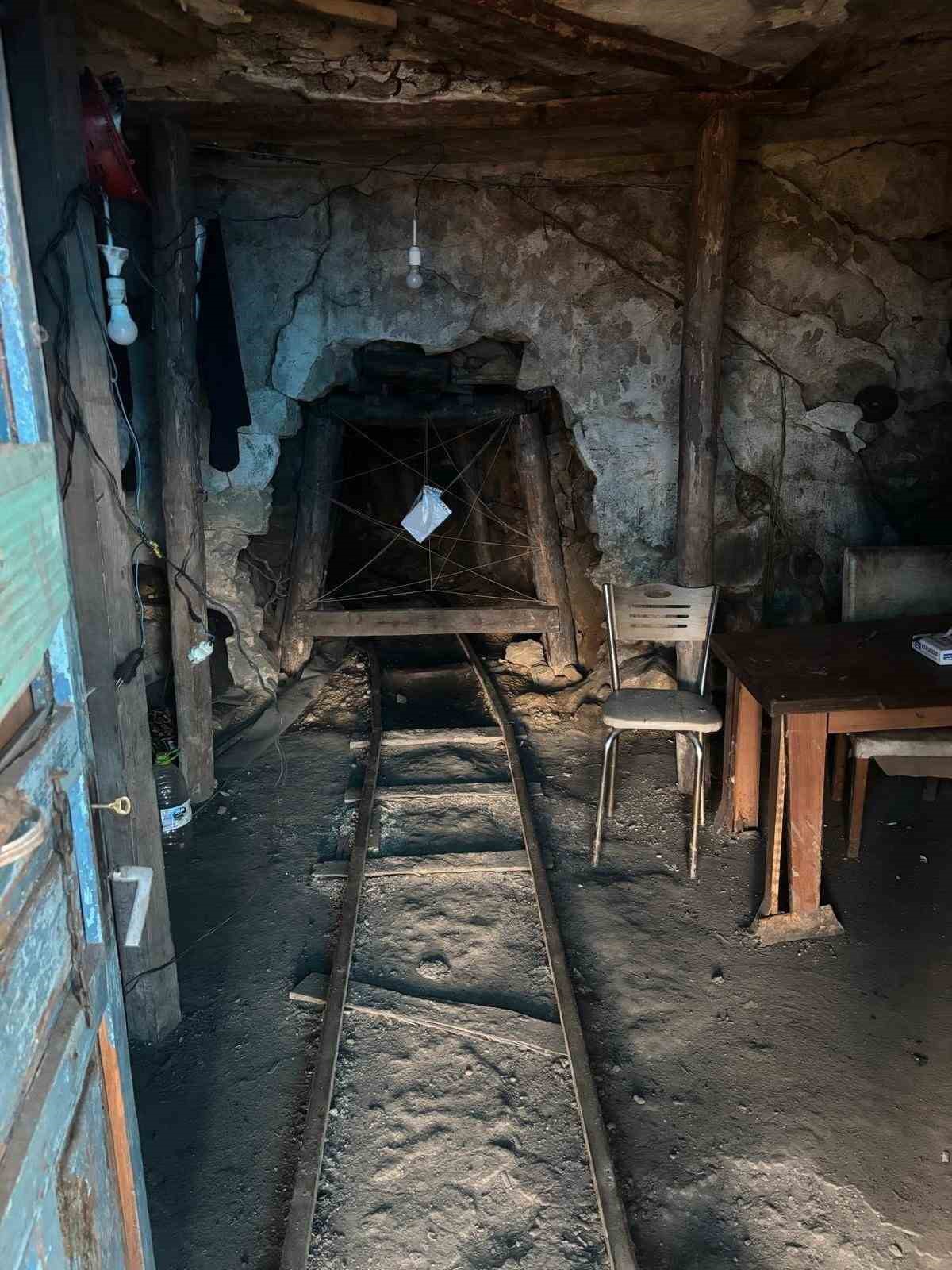 Zonguldak’ta 7 günde 5 ruhsatsız maden ocağı imha edildi
Zonguldak’ta 7 günde 5 ruhsatsız maden ocağı imha edildi