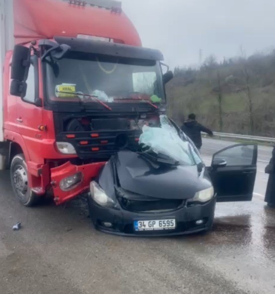 Zonguldak’ta aracıyla kamyona çarpan polis sürücü ağır yalandı
