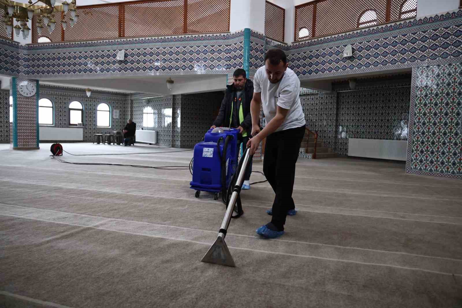 Zonguldak’ta camilerde Ramazan temizliği
