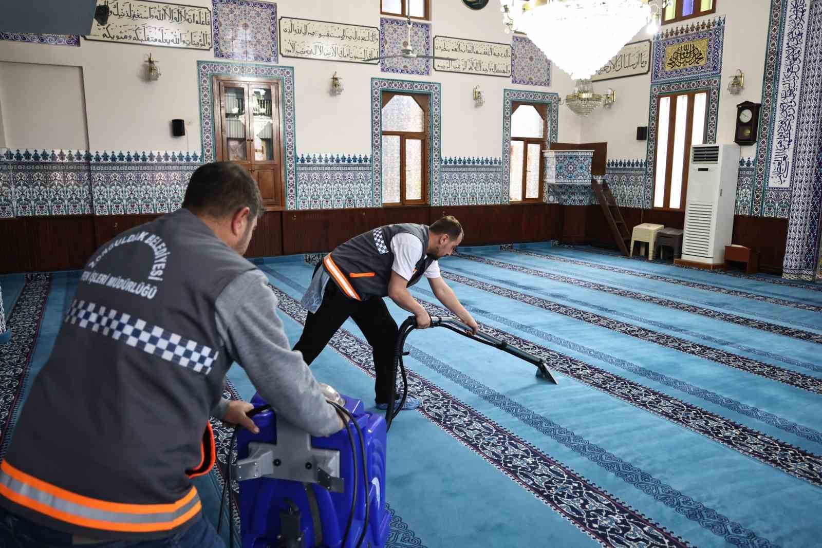 Zonguldak’ta camilerde Ramazan temizliği
