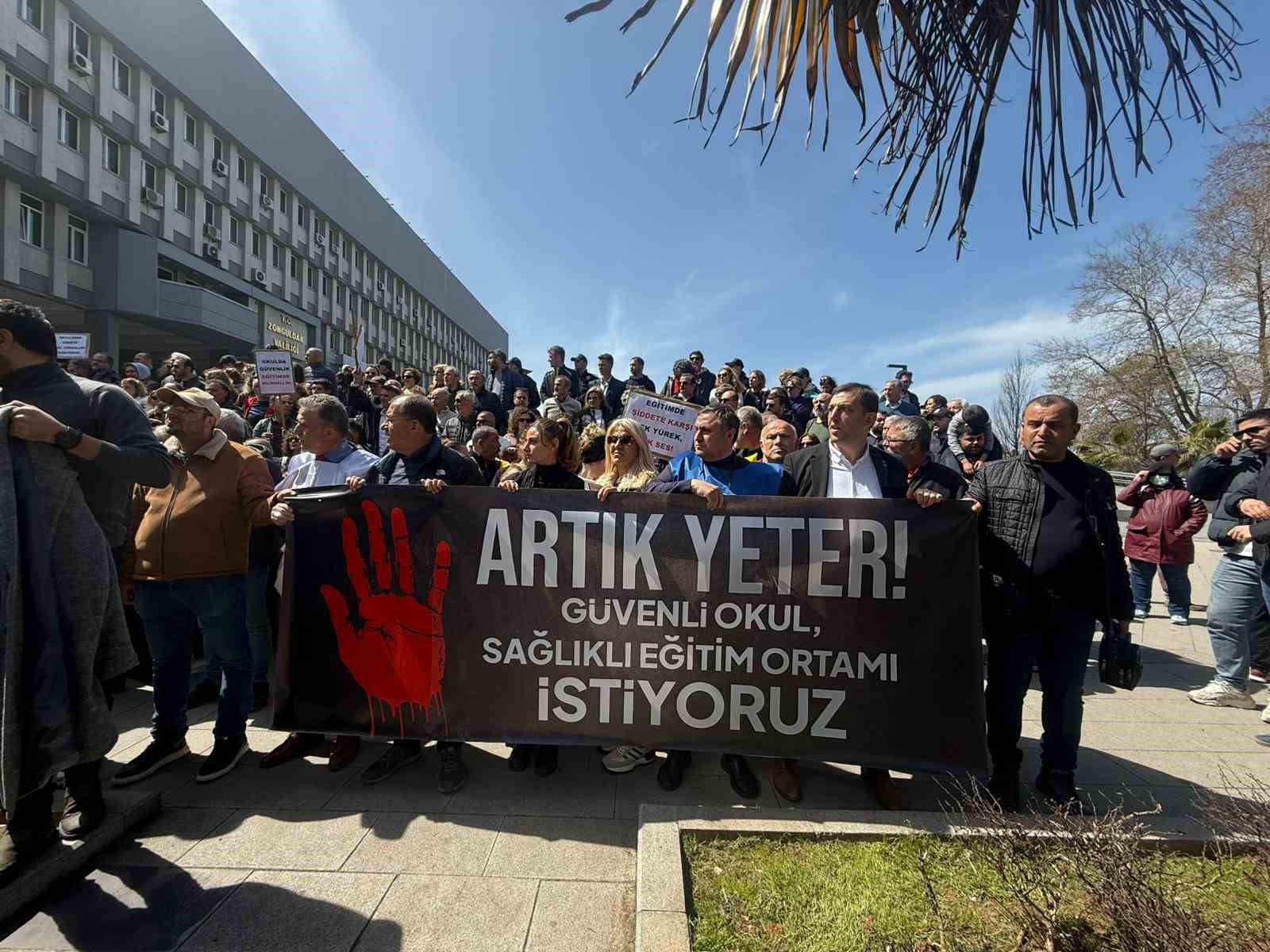 Zonguldak’ta eğitimciler Şanlıurfa’daki okul saldırısını protesto etti
