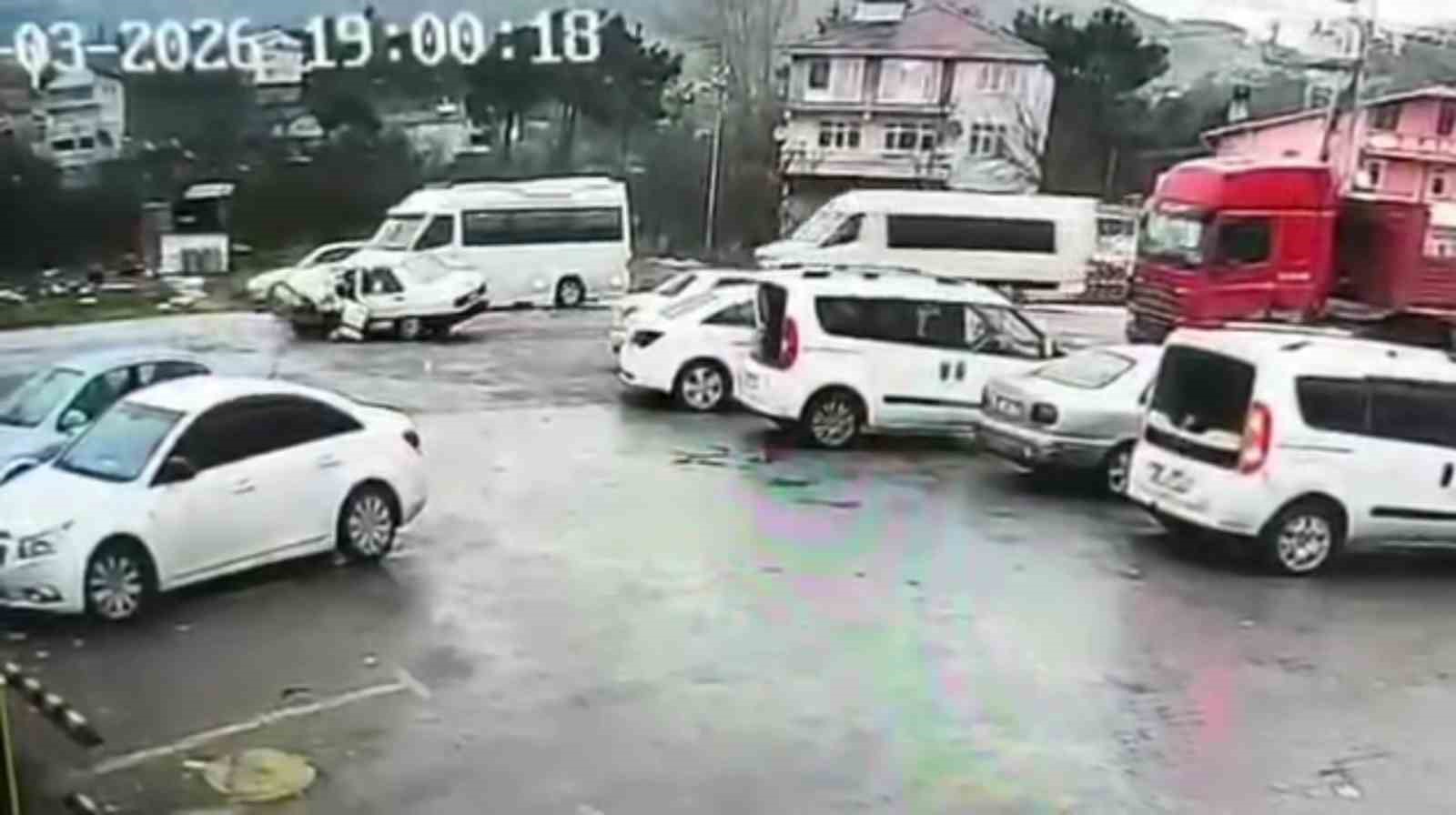 Zonguldak’ta işçi servisi otomobille çarpıştı: 6 yaralı
