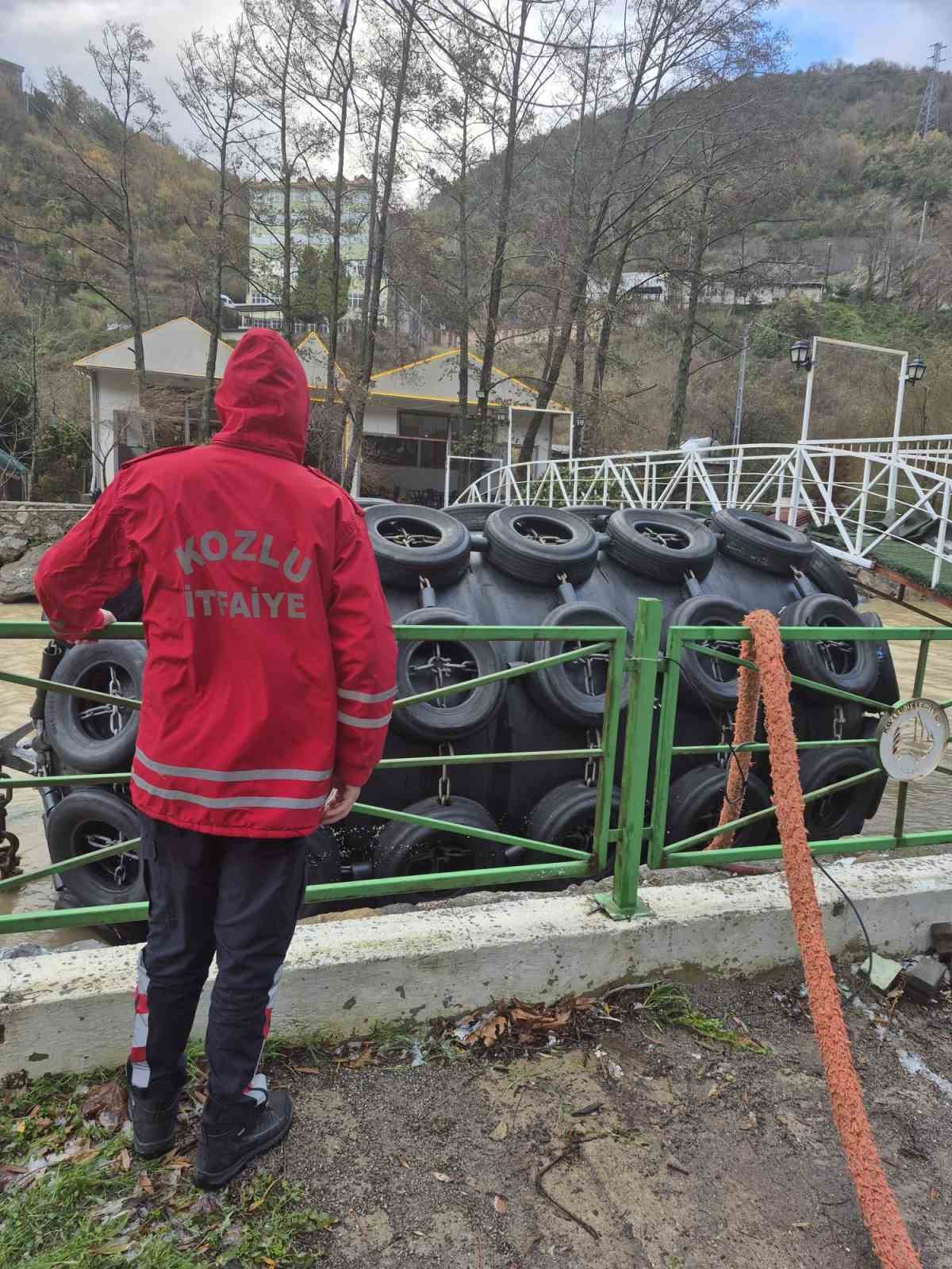 Zonguldak’ta köprüyü tehdit eden dev cisme itfaiye müdahalesi

