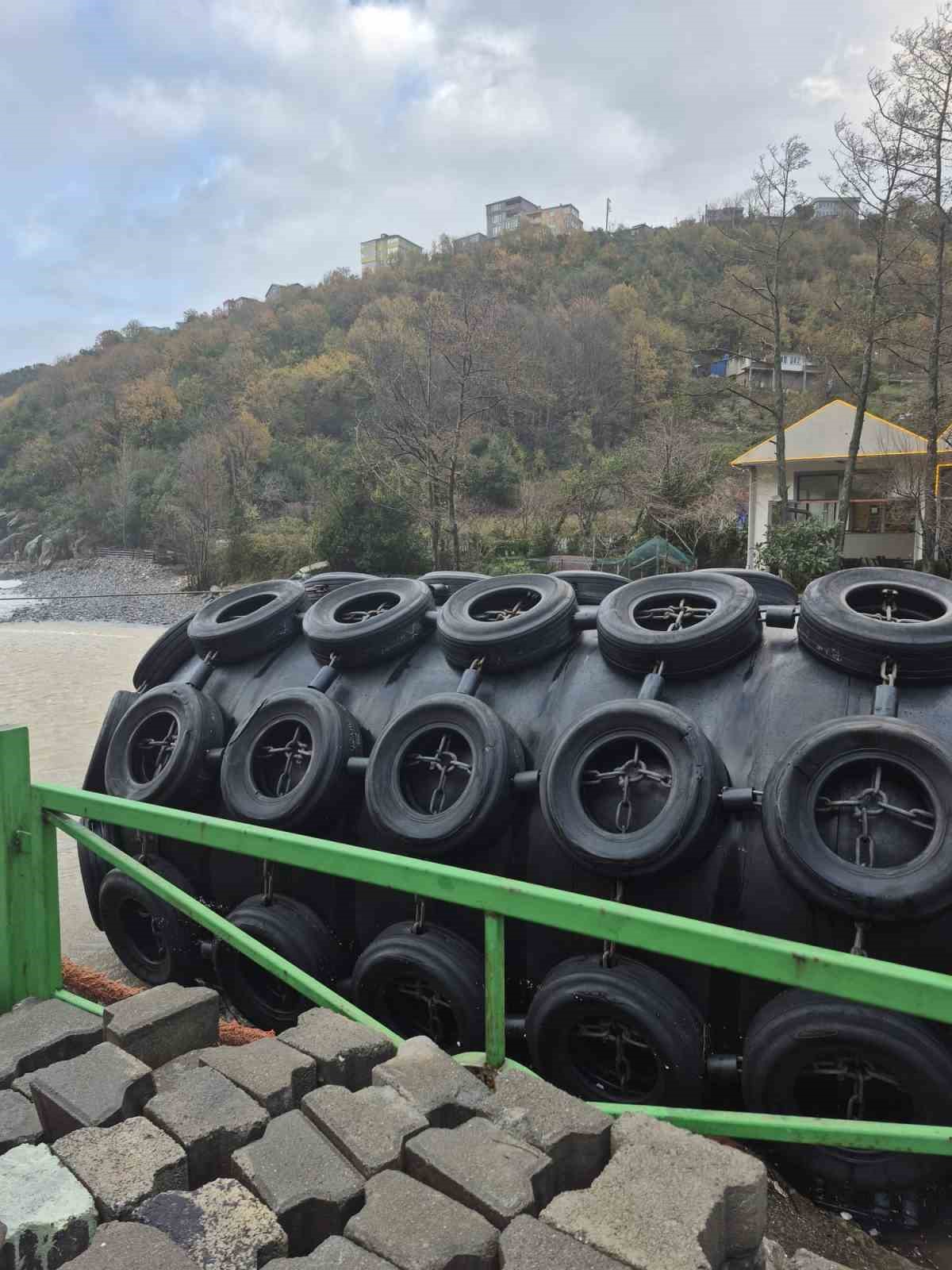 Zonguldak’ta köprüyü tehdit eden dev cisme itfaiye müdahalesi
