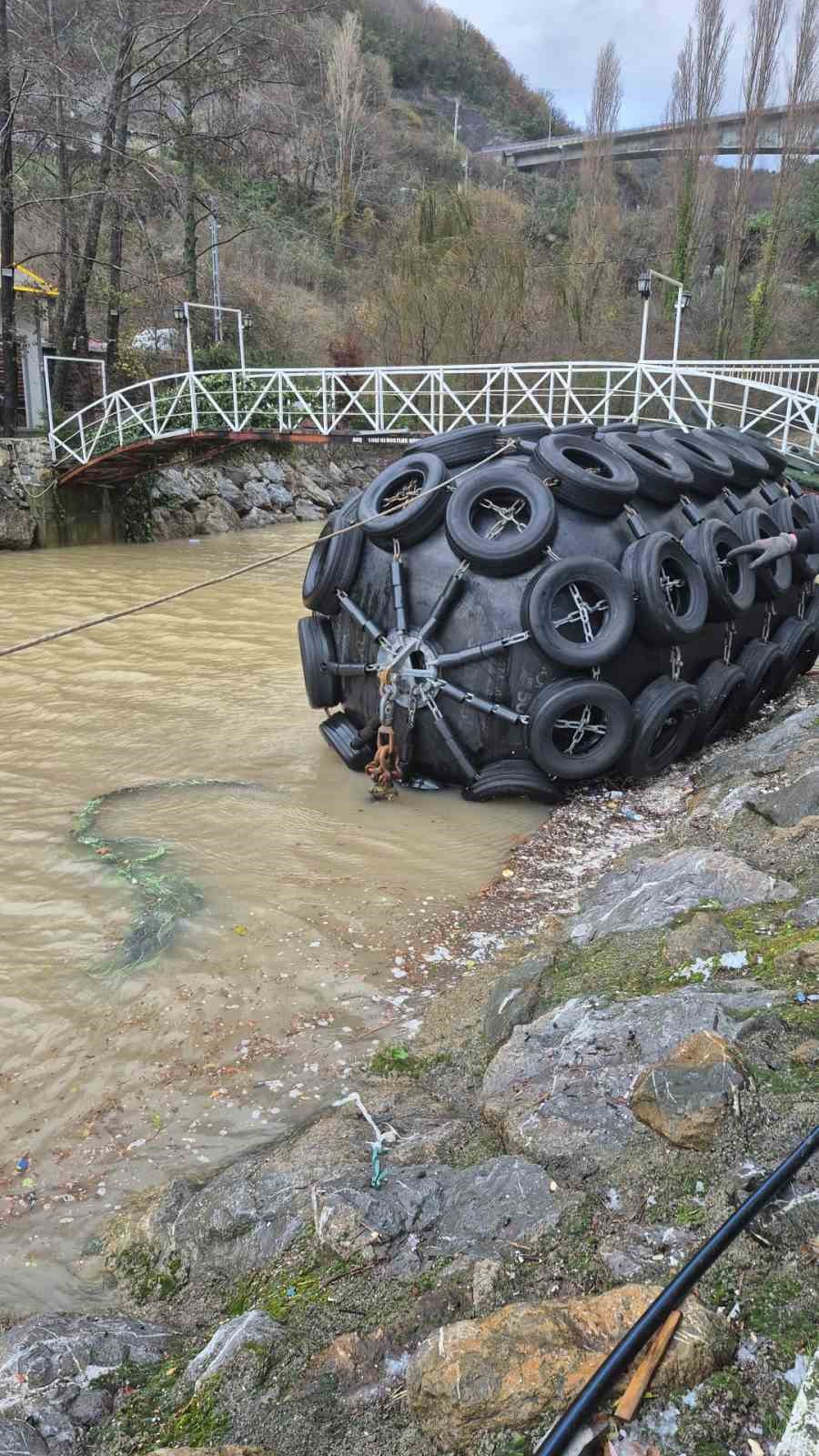Zonguldak’ta köprüyü tehdit eden dev cisme itfaiye müdahalesi
