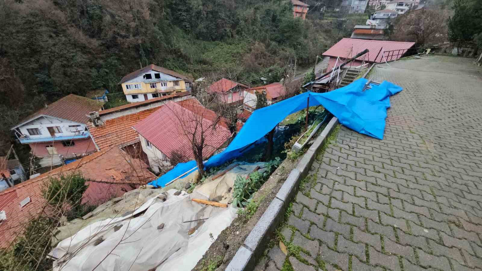 Zonguldak’ta korkutan heyelan; kayalar iki evin üzerine düştü
