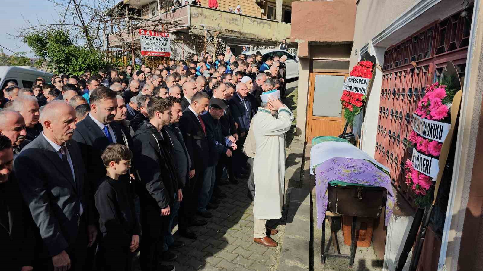 Zonguldak’ta menenjit şüphesiyle vefat eden 14 yaşındaki Çağla toprağa verildi
