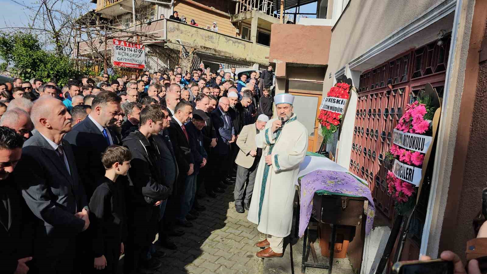 Zonguldak’ta menenjit şüphesiyle vefat eden 14 yaşındaki Çağla toprağa verildi
