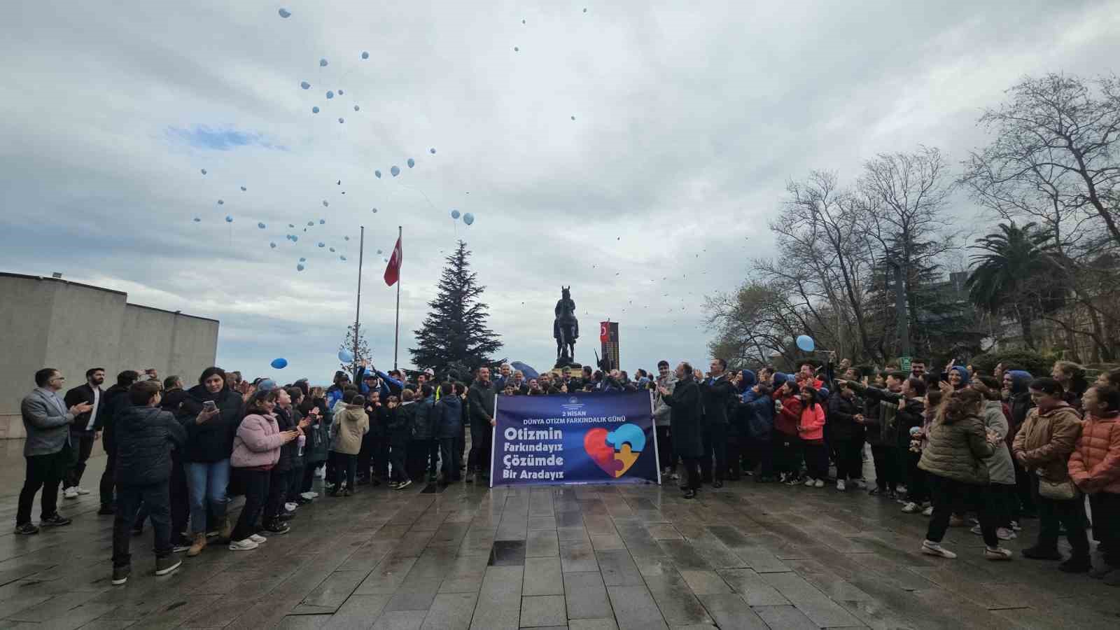 Zonguldak’ta otizm farkındalığı için gökyüzüne balon bıraktılar
