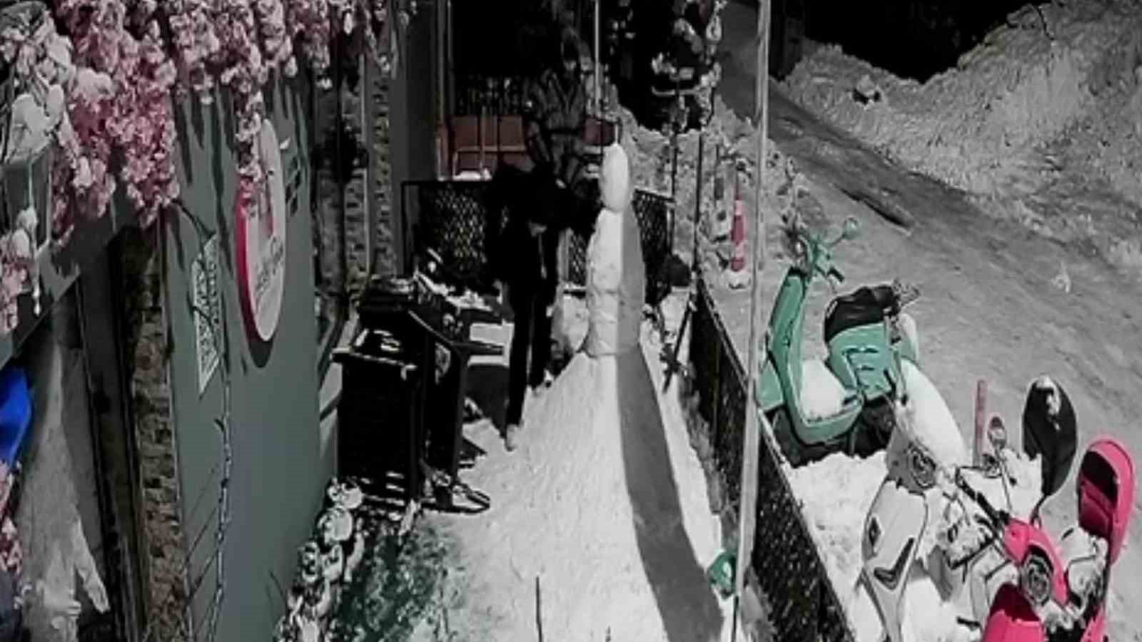 Zonguldak’ta pes dedirten olay; "Bana çarptı" deyip kardan adamı dövdüler
Zonguldak’ta pes dedirten olay; "Bana çarptı" deyip kardan adamı dövdüler