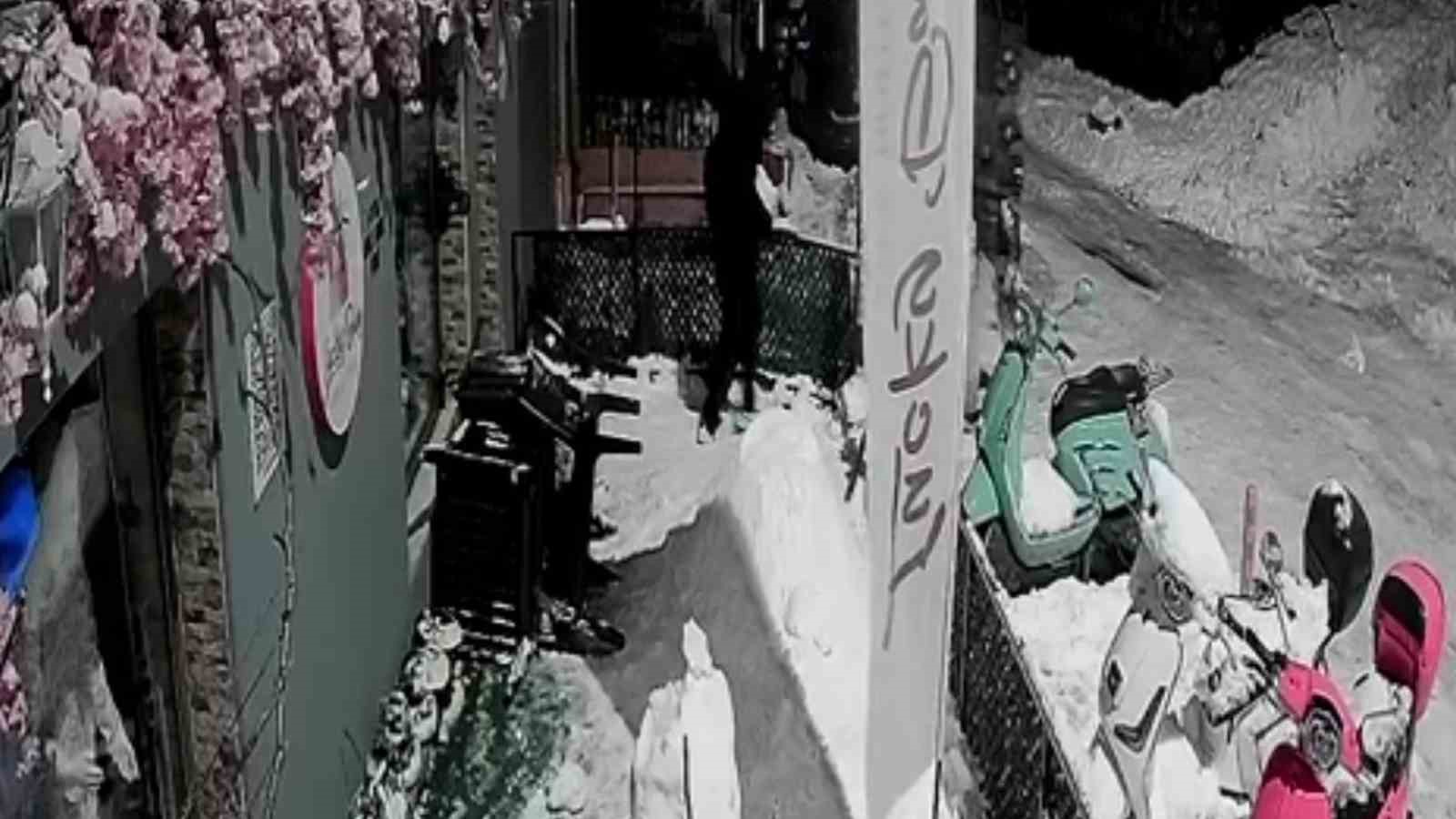 Zonguldak’ta pes dedirten olay; "Bana çarptı" deyip kardan adamı dövdüler
Zonguldak’ta pes dedirten olay; "Bana çarptı" deyip kardan adamı dövdüler