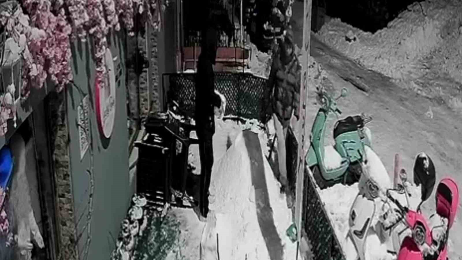 Zonguldak’ta pes dedirten olay; "Bana çarptı" deyip kardan adamı dövdüler
Zonguldak’ta pes dedirten olay; "Bana çarptı" deyip kardan adamı dövdüler