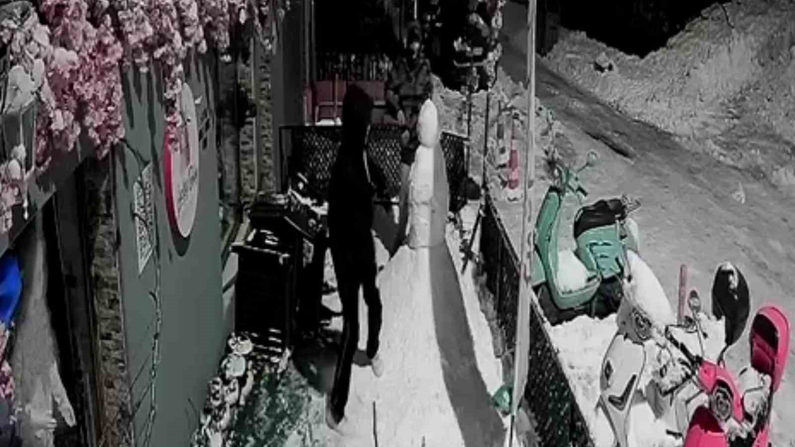 Zonguldak’ta pes dedirten olay; "Bana çarptı" deyip kardan adamı dövdüler
Zonguldak’ta pes dedirten olay; "Bana çarptı" deyip kardan adamı dövdüler