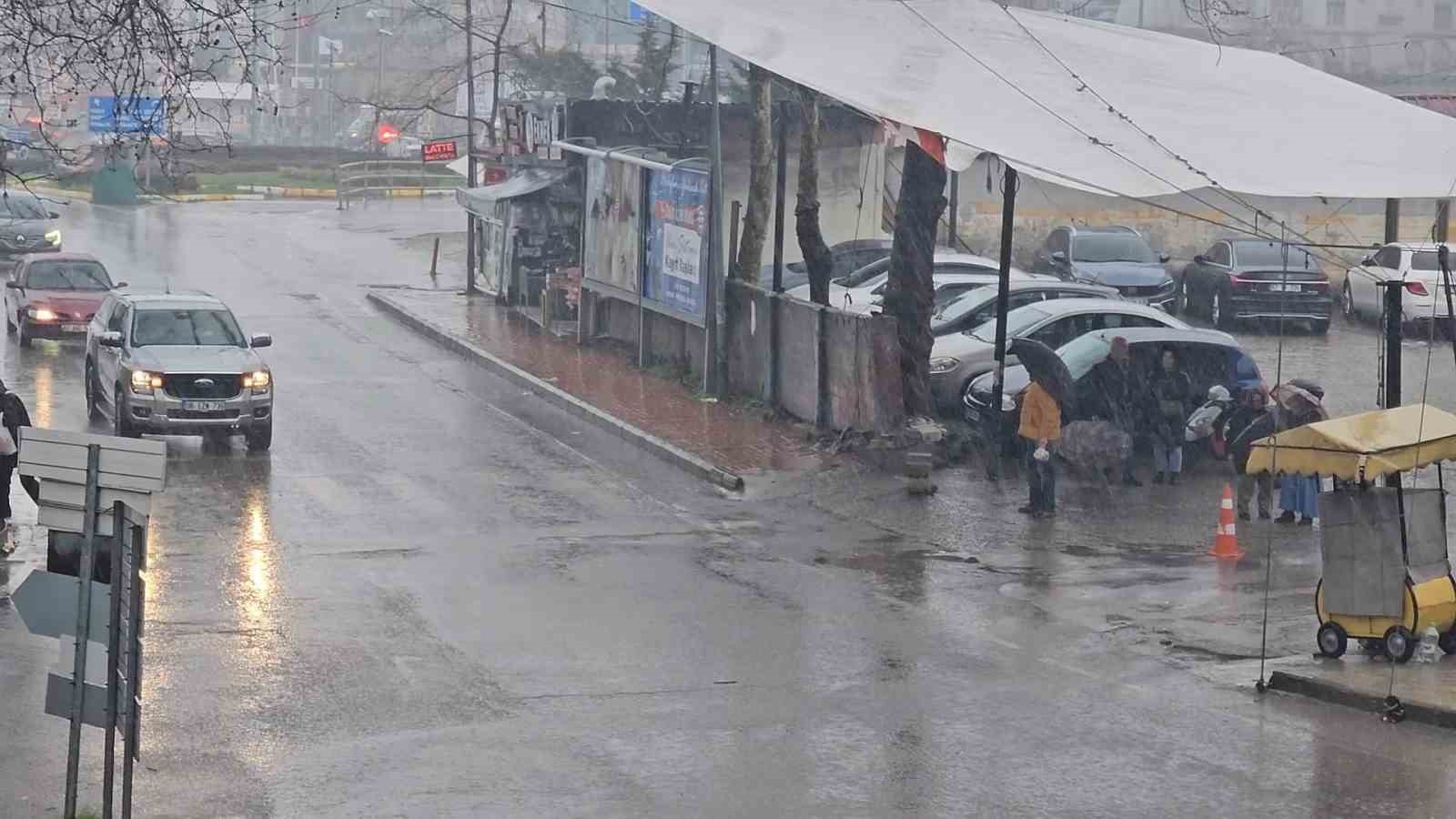 Zonguldak’ta sağanak yağış sürprizi: Hazırlıksız yakalananlar saçak altlarına sığındı
