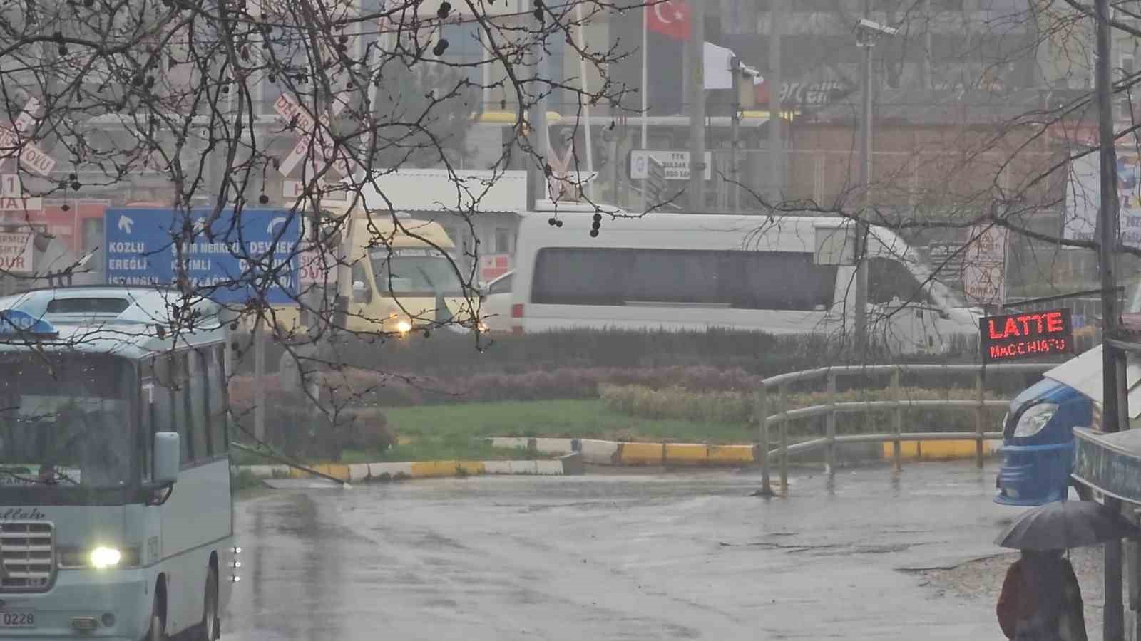 Zonguldak’ta sağanak yağış sürprizi: Hazırlıksız yakalananlar saçak altlarına sığındı
