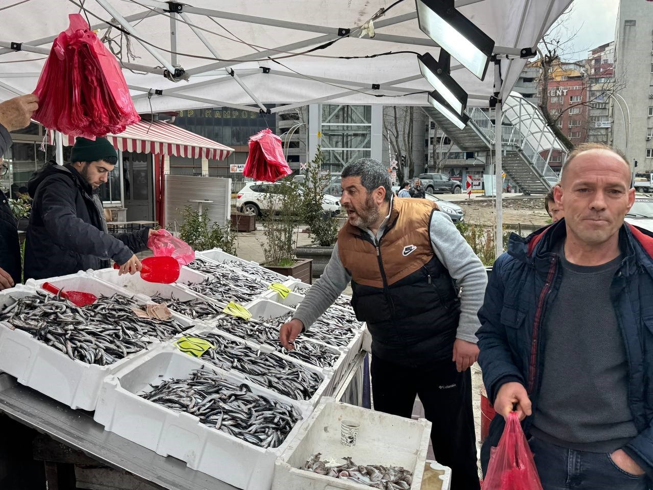 Zonguldak’ta Sevgililer Günü’ne özel hamsi kampanyası: Kilosunu 100 liradan sattılar
