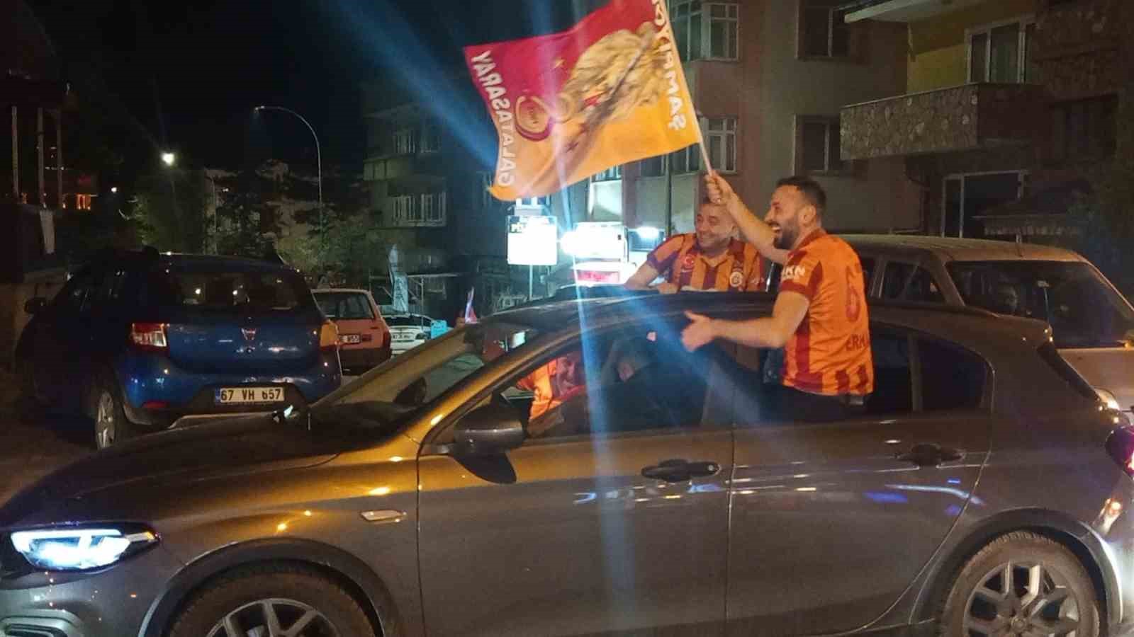 Zonguldak’ta taraftarlar Galatasaray’ın galibiyetini kutladı
