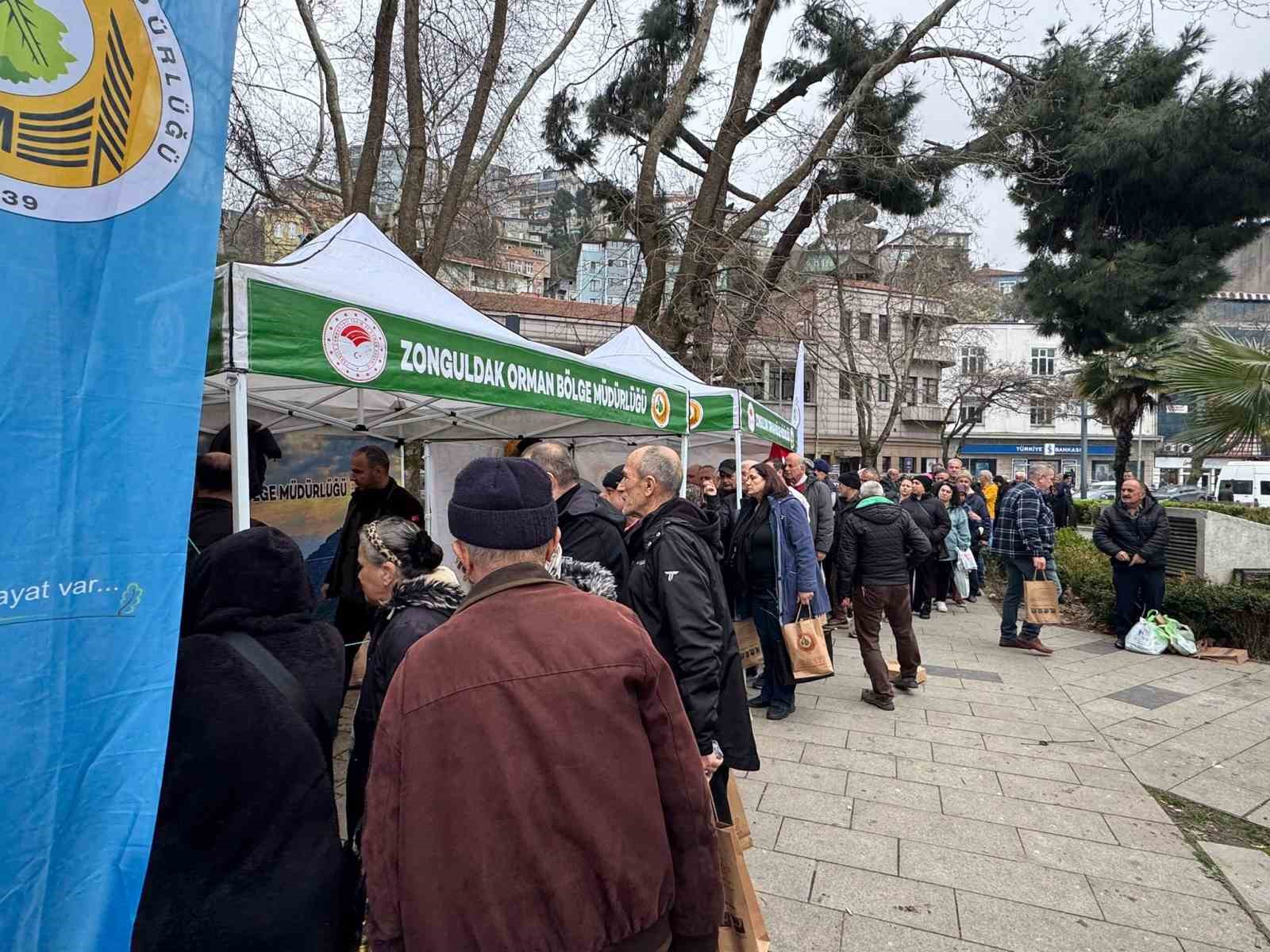 Zonguldak’ta ücretsiz fidan dağıtımı kalabalığa neden oldu
