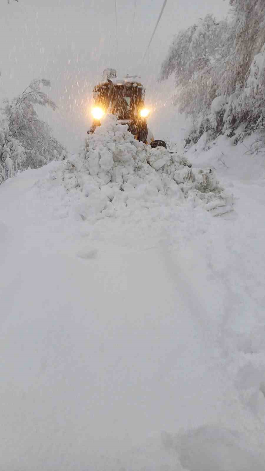 Zonguldak’ta ulaşıma kapanan 53 köy yolunu açma çalışmaları sürüyor
Zonguldak’ta ulaşıma kapanan 53 köy yolunu açma çalışmaları sürüyor