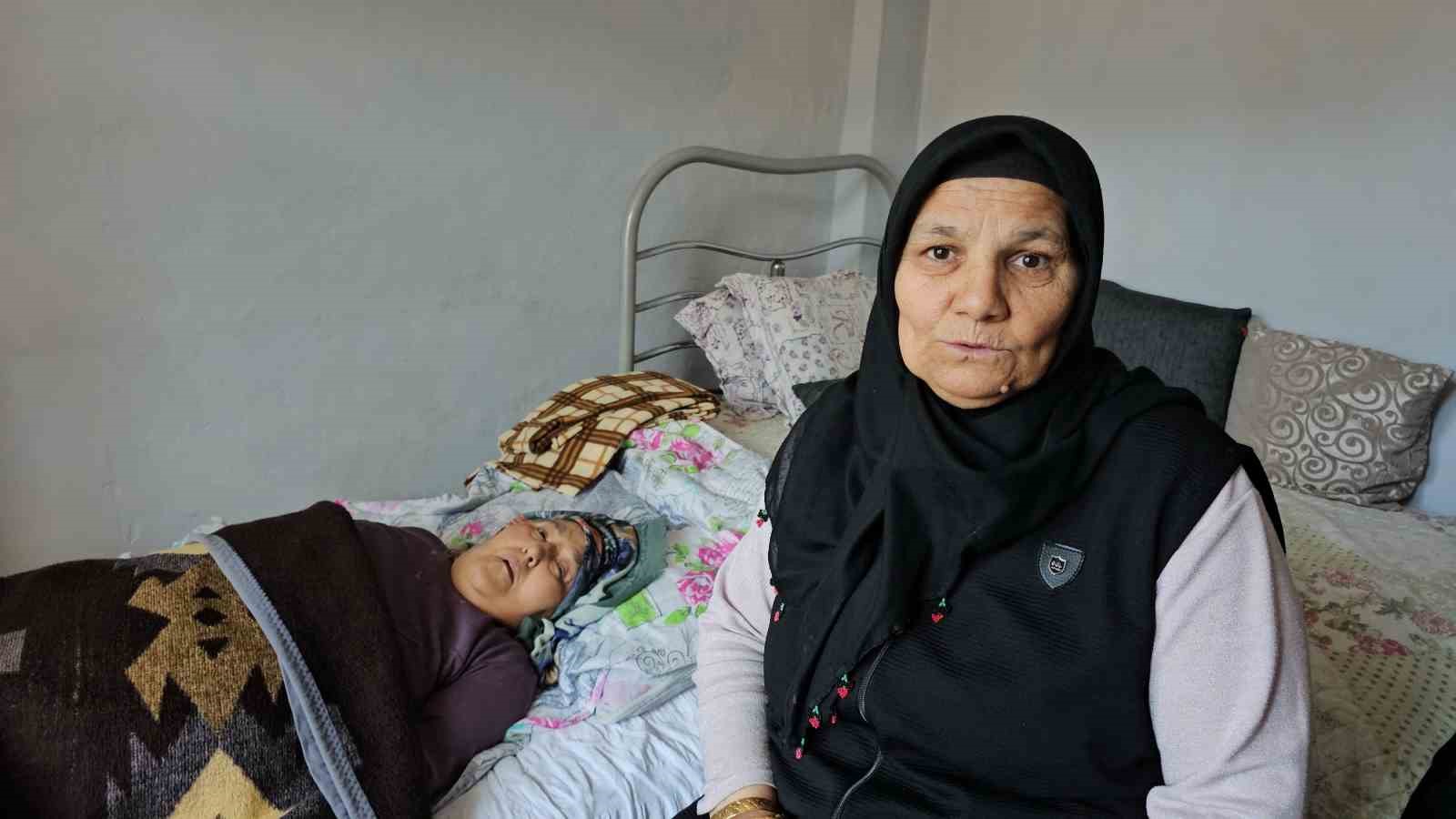 Zonguldak’ta yalnız yaşayan yatalak kadına komşuları sahip çıkıyor
Zonguldak’ta yalnız yaşayan yatalak kadına komşuları sahip çıkıyor