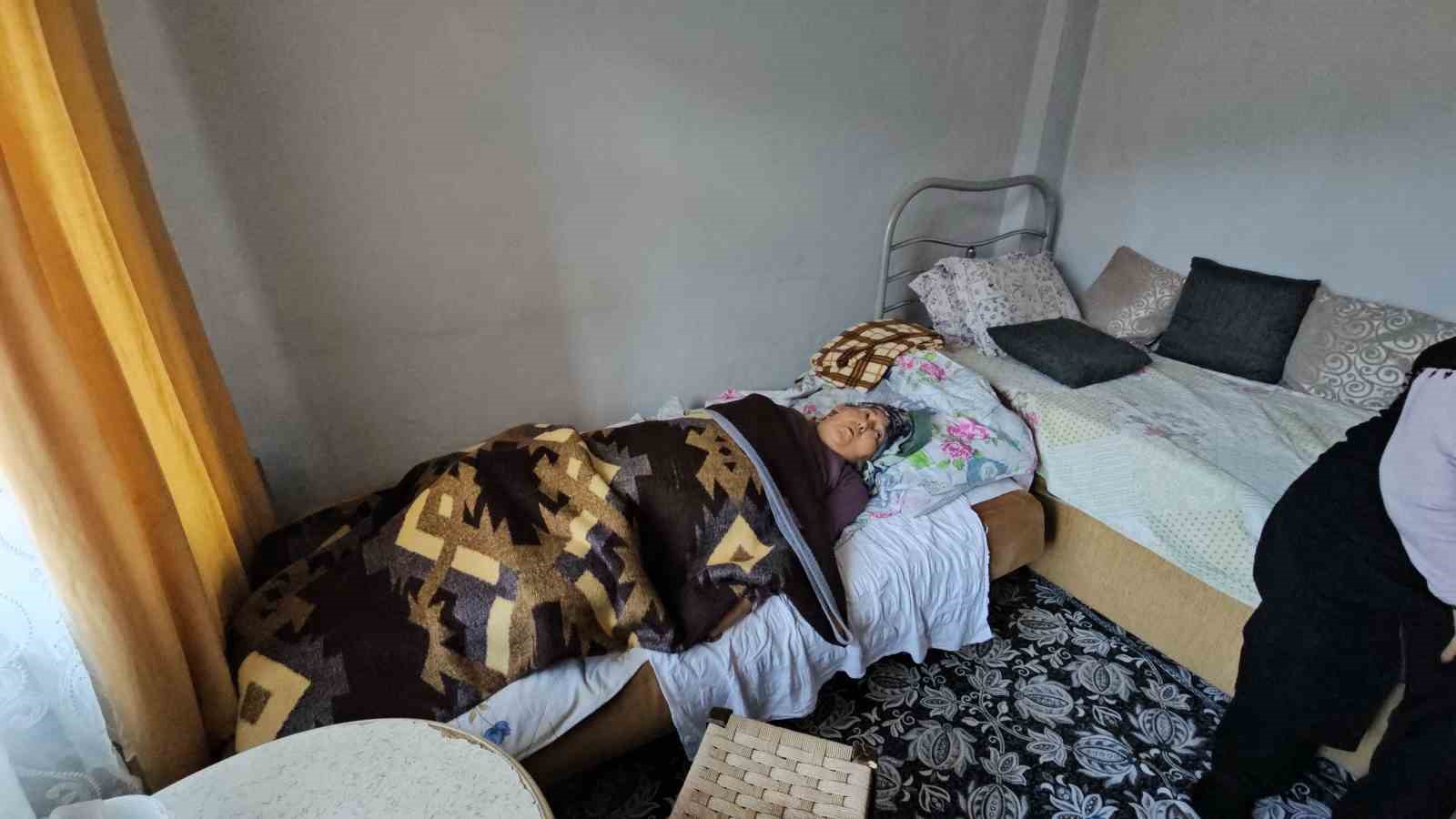 Zonguldak’ta yalnız yaşayan yatalak kadına komşuları sahip çıkıyor
Zonguldak’ta yalnız yaşayan yatalak kadına komşuları sahip çıkıyor