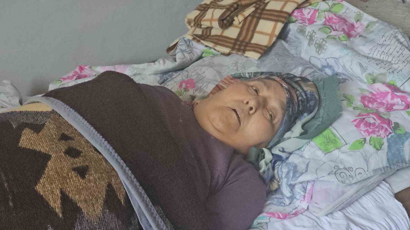 Zonguldak’ta yalnız yaşayan yatalak kadına komşuları sahip çıkıyor
Zonguldak’ta yalnız yaşayan yatalak kadına komşuları sahip çıkıyor