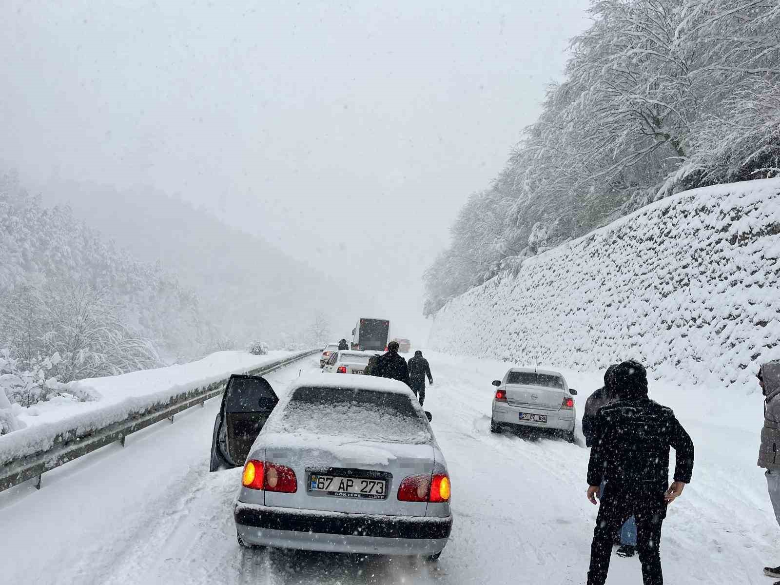 Zonguldak’ta yoğun kar mesaisi, 61 köy yolunda çalışma sürüyor
